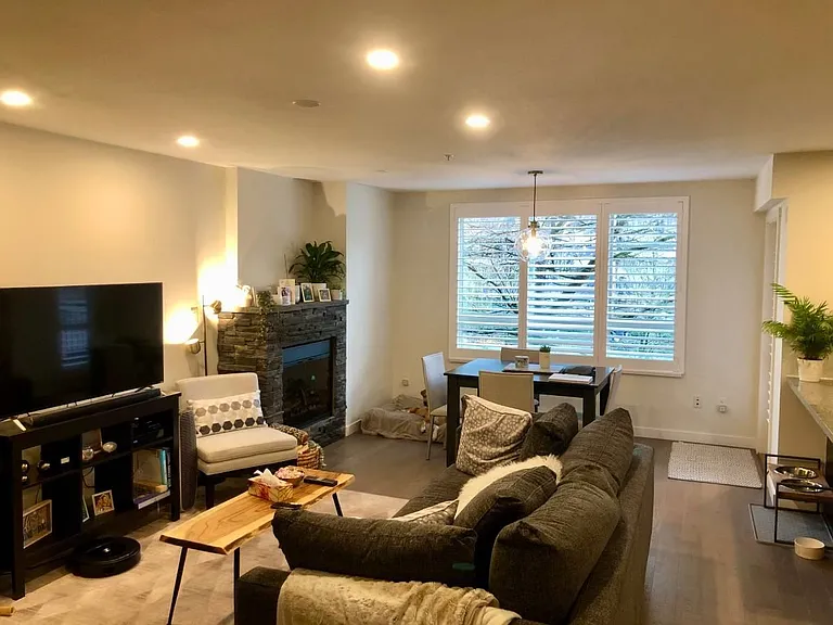 701 Klahanie Dr — Photo 4