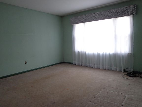 4th image of 911 Charnwood Cir