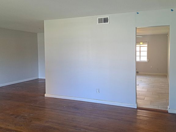 5th image of 207 S Lindale Ln