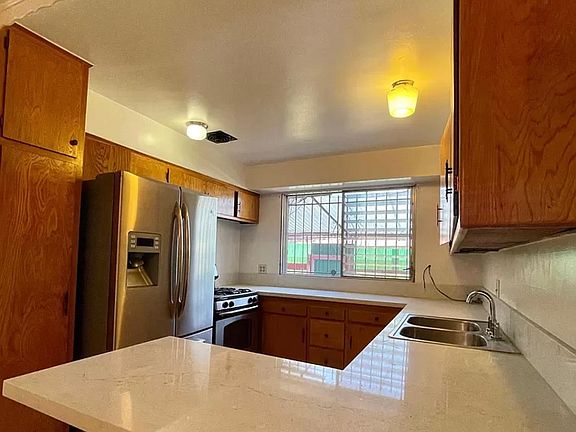 2nd image of 811 S Wilton Pl #9