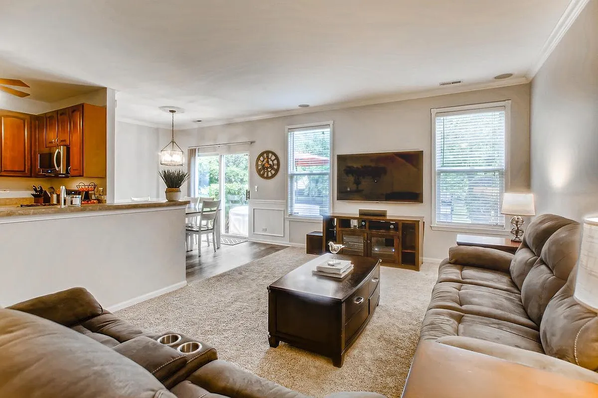 Building Photo - 3980 Blackstone Dr