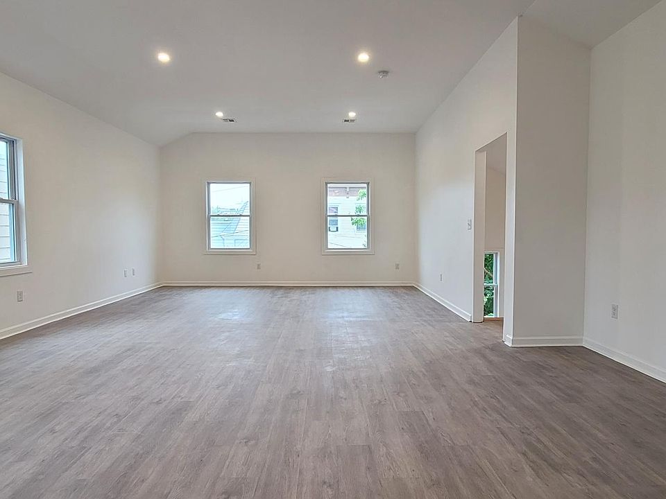 2nd image of 9 Seidler St #1