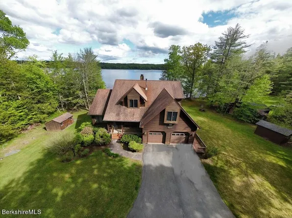 202 Blythewood Dr, Pittsfield, MA 01201