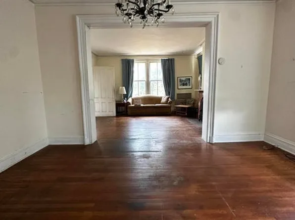 188 Davis Avenue image 3 of 14