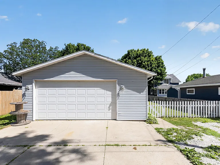 408 E Geneva St — Photo 5
