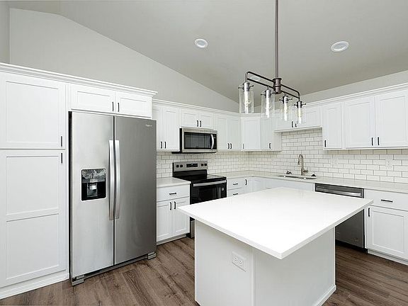 4th image of 153 Pine Ave