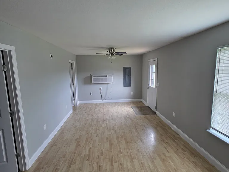 210 Dylan Ln — Photo 3