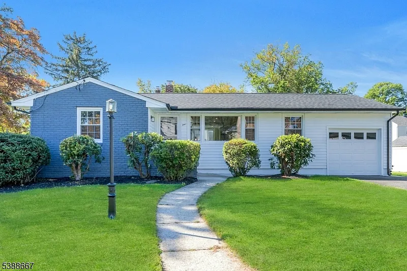 1 Crestwood Ln photo 1