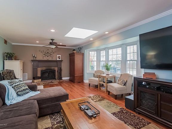 007-Living_Room-2678420-medium