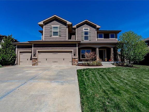 2nd image of 513 SW Lake Side Ct