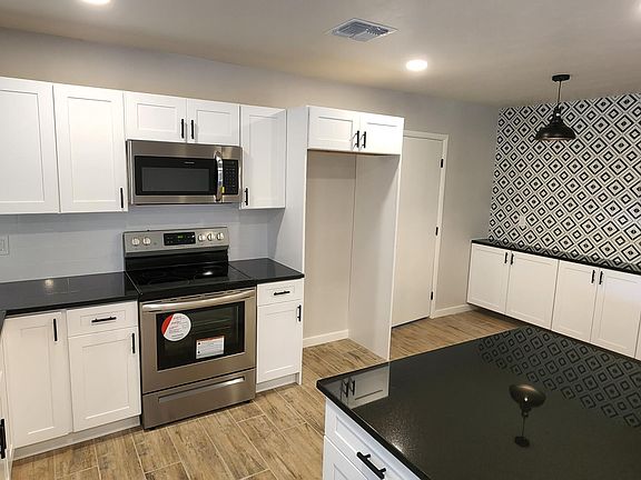 4th image of 2709 N Essel Dr