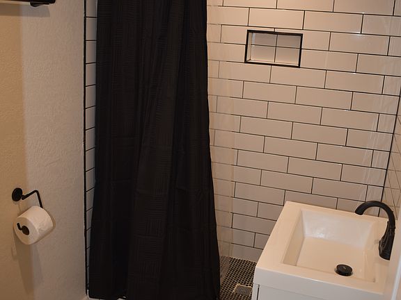 5th image of 521 Vionett Ln