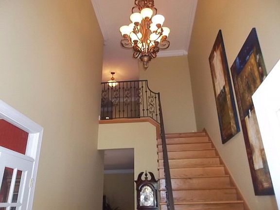 4th image of 713 Mogridge Ln