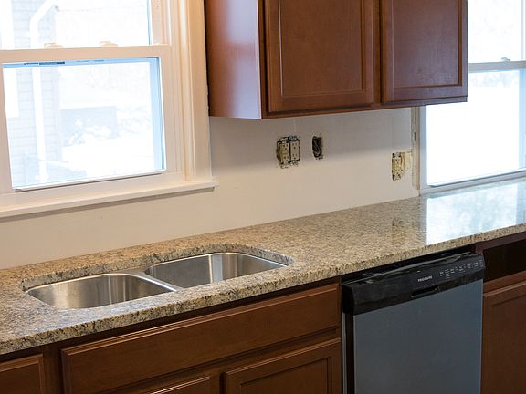 5th image of 210 Logan Ave W