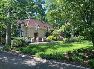 111 Oakwood Dr, New Providence, NJ 07974