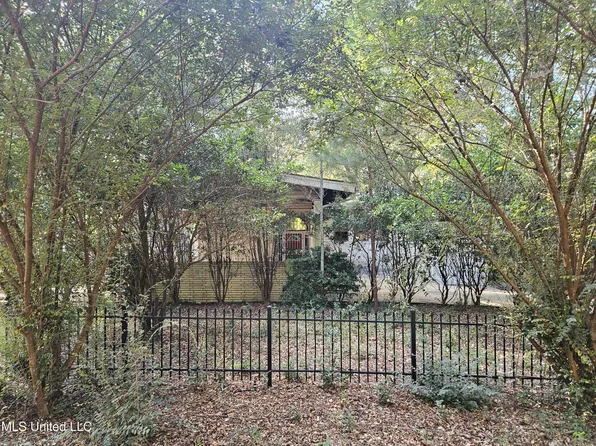 120 Myrtle St, Wiggins, MS 39577