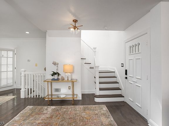 4th image of 8 Franklin Pl