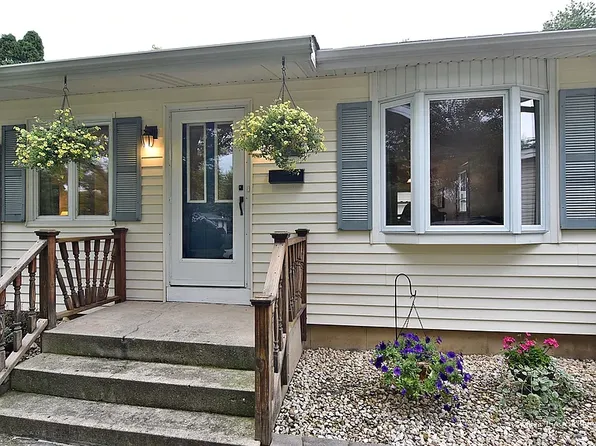 1114 S 10th Ave, St Charles, IL 60174