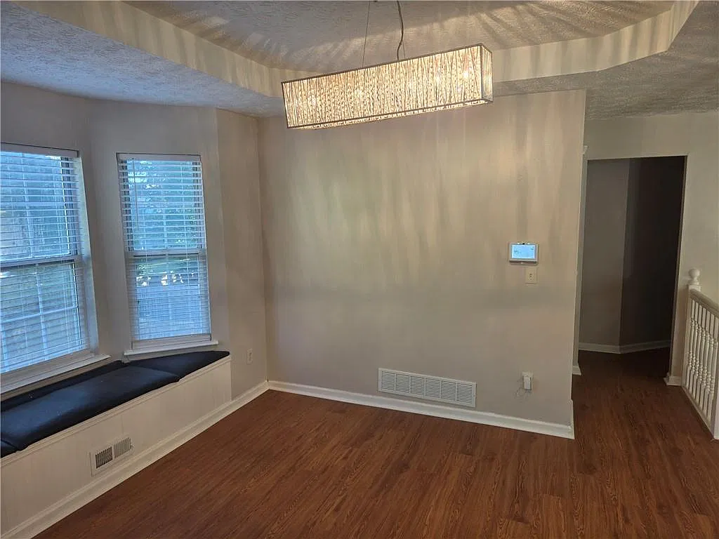 4 bed, 3.0 bath, 2008 sqft, $2,200 — Photo 3