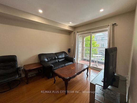 3rd image of 10 Cullcastle St W