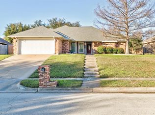 10104 Stoneleigh Dr, Benbrook, TX 76126