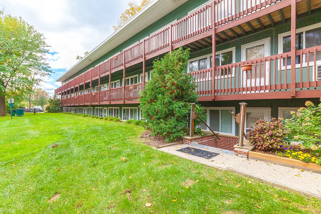 2 bed, 700 sqft, $1,694 — Photo 1