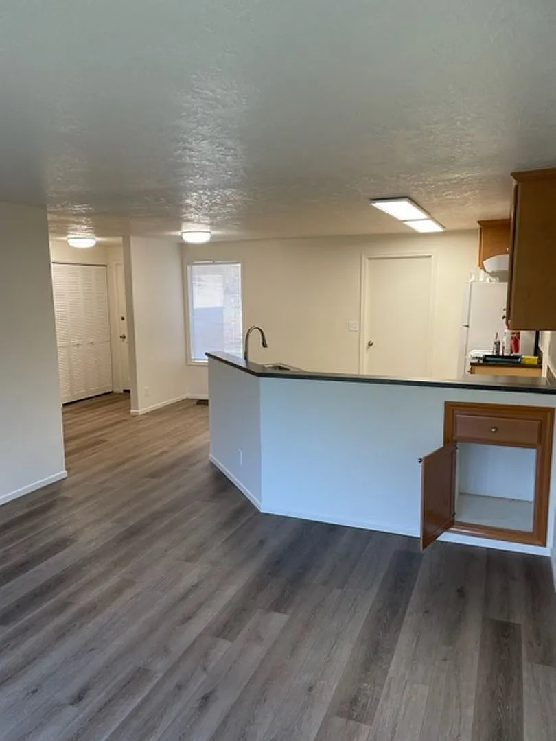 Refurbished — Photo 3