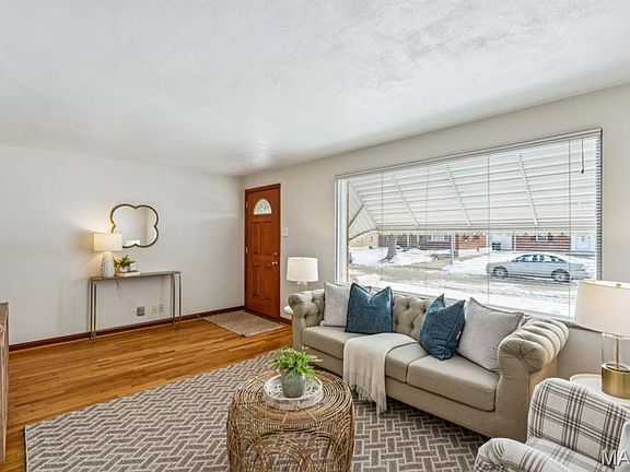 3rd image of 8015 Parkwood Dr