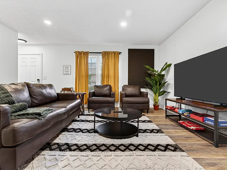 2126 Hungerford Dr — Photo 7