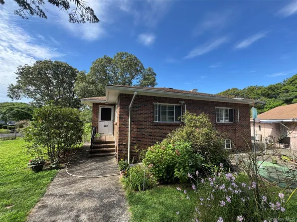 4 Olive Lane, Shirley, NY 11967