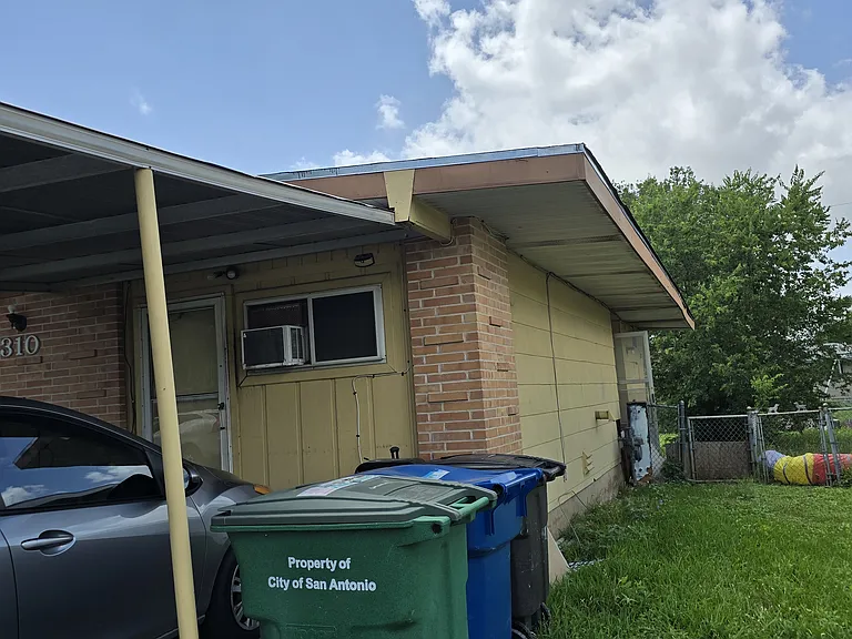 310 Hialeah Ave — Photo 3