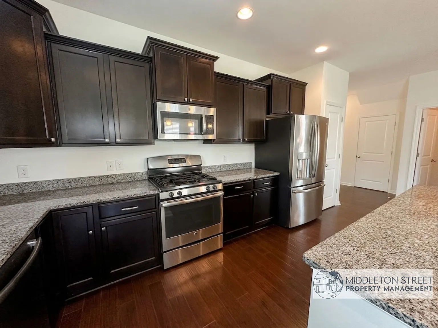 3 bed, 2.5 bath, 2101 sqft, $2,350 — Photo 3