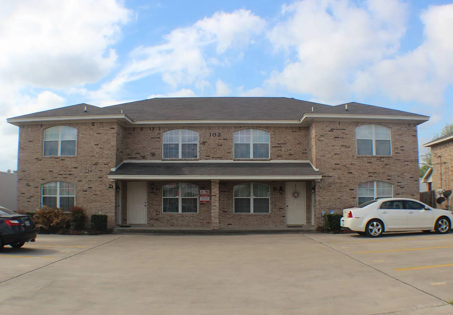 102 E Robin Ln — Photo 1