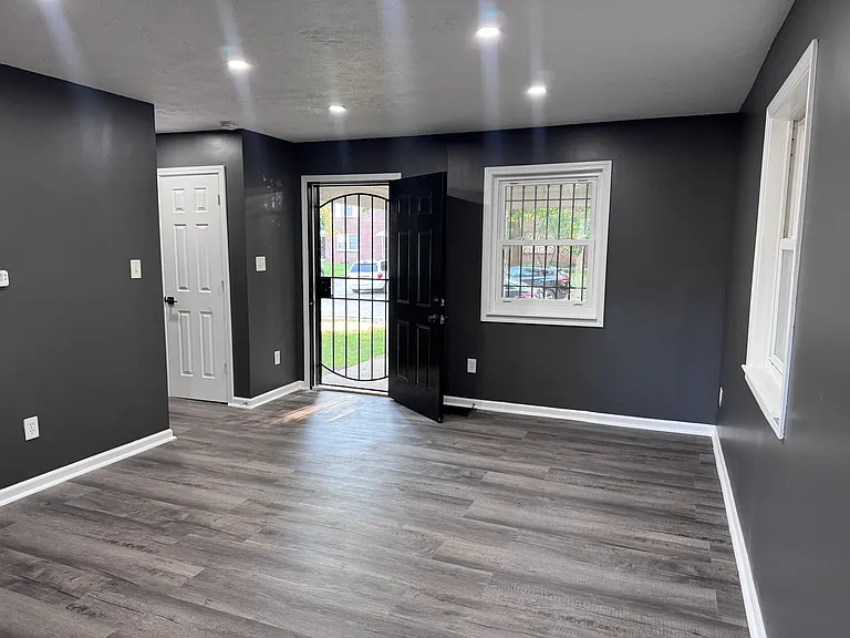 2135 Winfield Ave — Photo 2