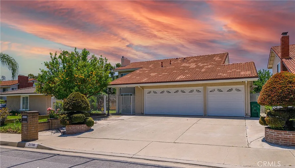 4 bed, 2.5 bath, 2496 sqft, $4,380 — Photo 2