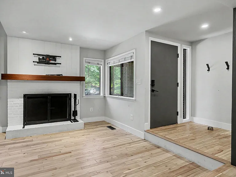 2105 Glencourse Ln — Photo 4