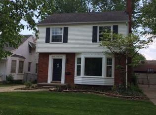 1977 Hunt Club Dr, Grosse Pointe Woods, MI 48236