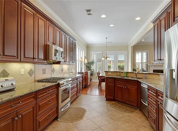 3rd image of 722 Atherton Dr