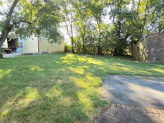 5th image of 984 Lexington Rd