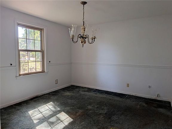 4th image of 405 Woodland St