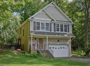 28 Old Stagecoach Rd, Andover, NJ 07821