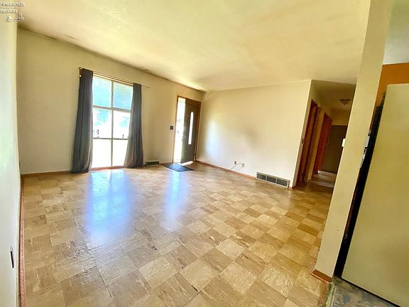 5th image of 529 Wilder Ave