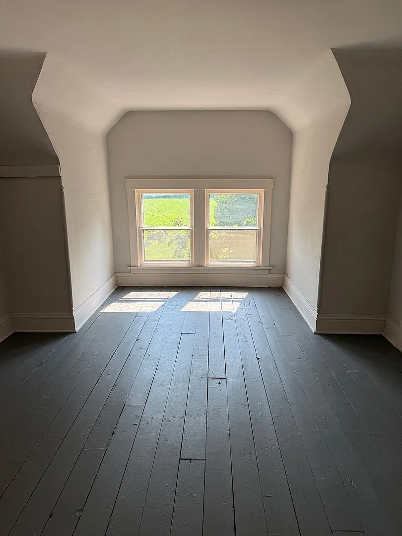 Welcome to the peace and quiet of this 4-bedroom 2-bathroom home. — Photo 2