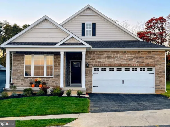 1490 Dresden Dr, Breinigsville, PA 18031