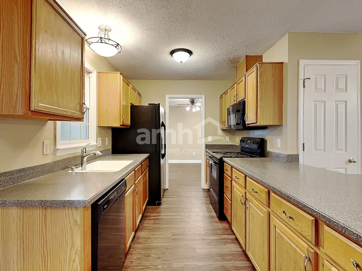 4 bed, 2.5 bath, 1872 sqft, $2,250 — Photo 3