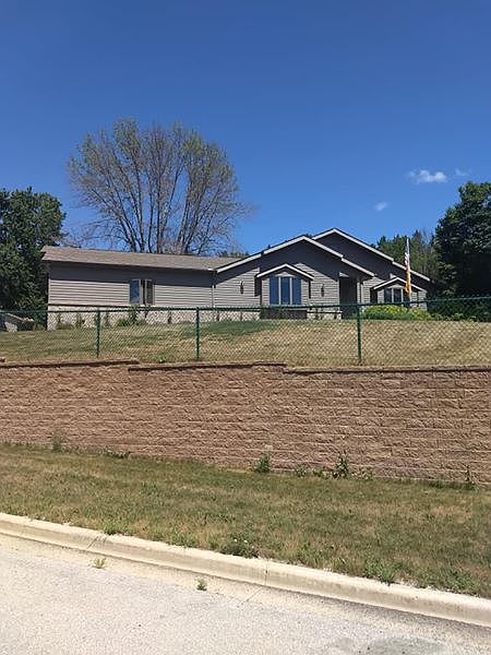 1st image of 122 Silver Fox Dr N