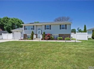 712 5th St, West Babylon, NY 11704