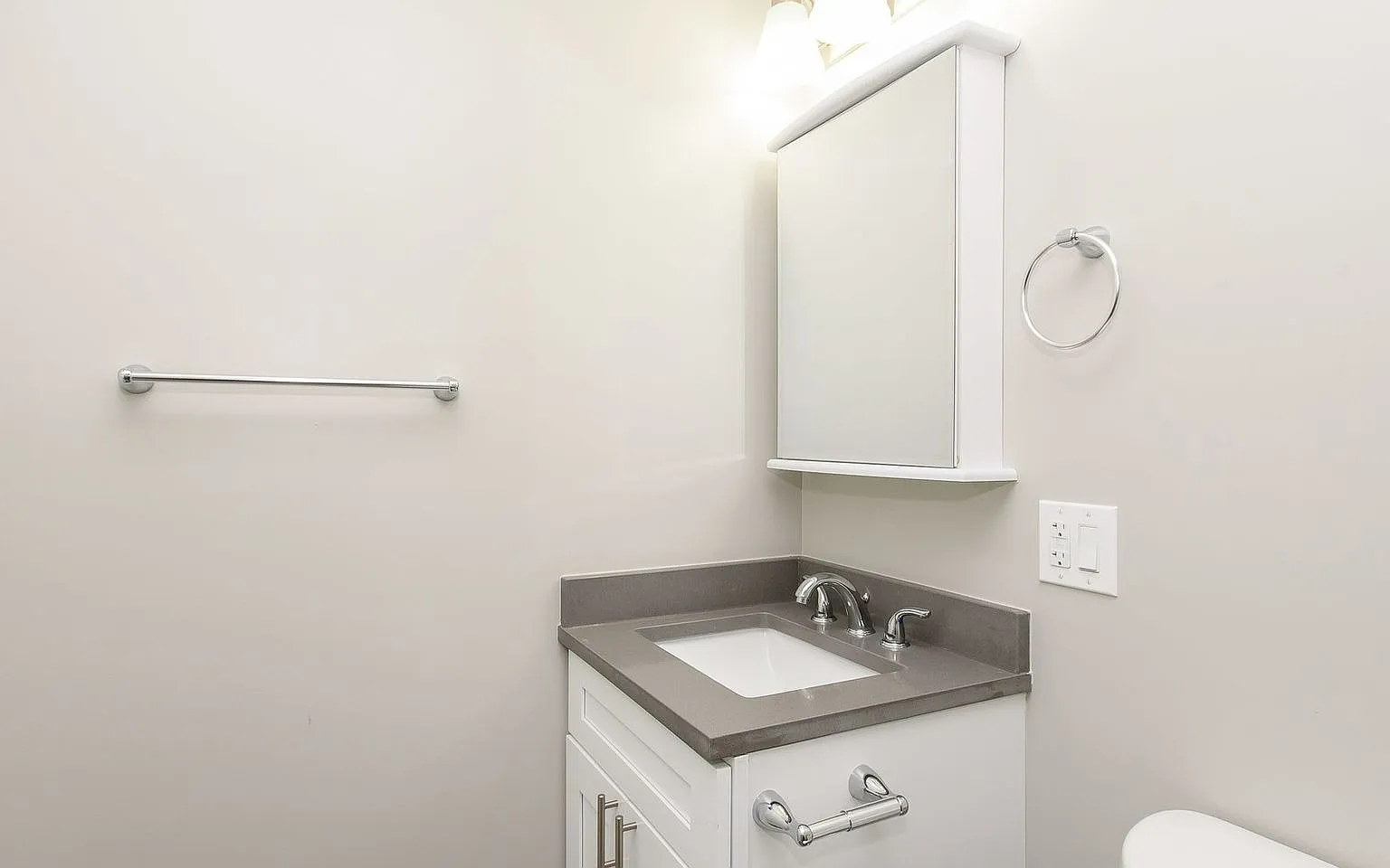 Very Spacious, Top Floor 1bd/1bth Ukrainian Village, Available Now! — Photo 4