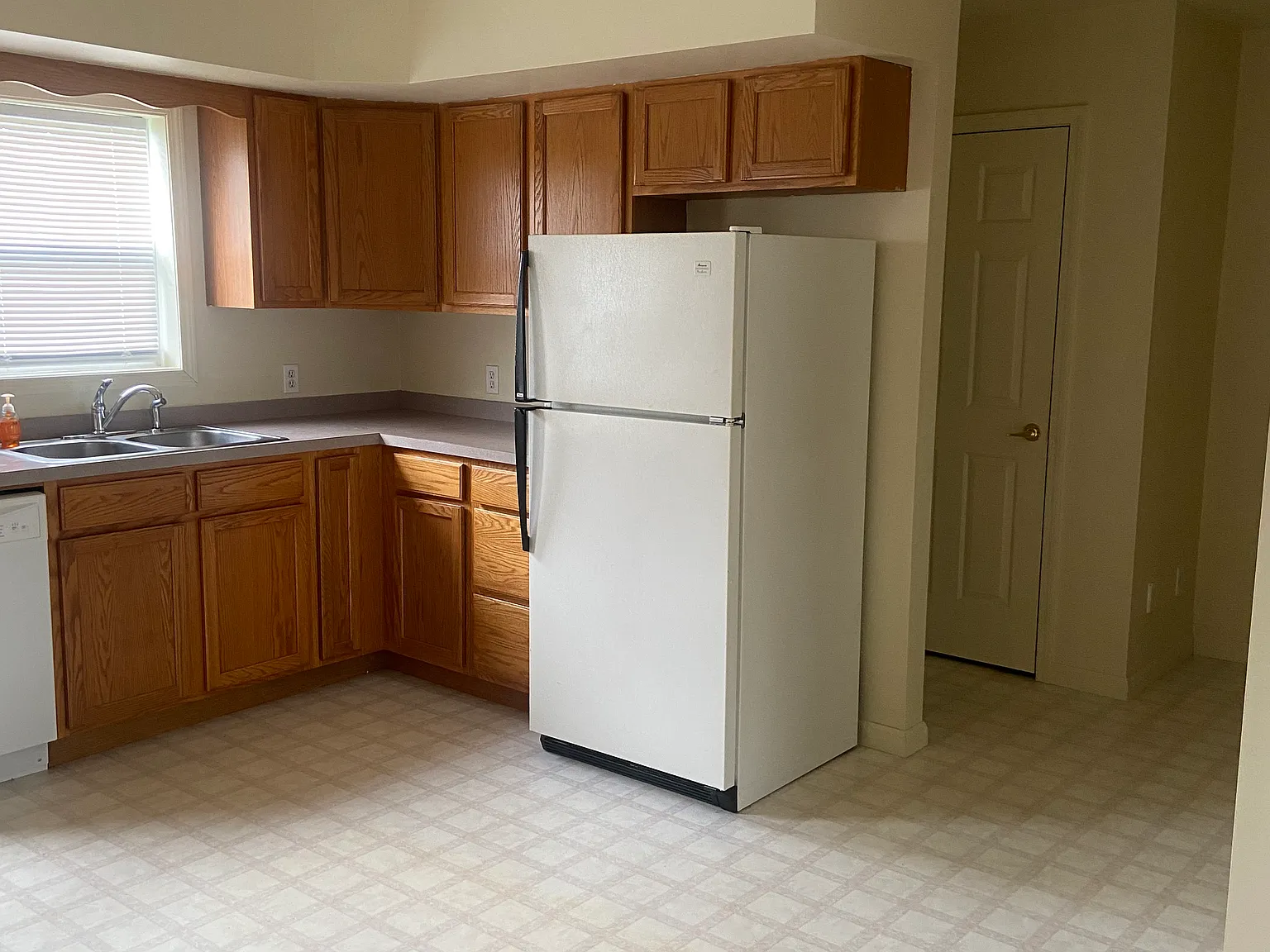 2 bed, 1.5 bath, 1000 sqft, $900 — Photo 2