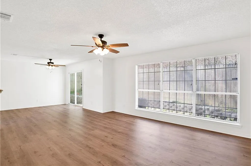3 bed, 2.0 bath, 1360 sqft, $1,400 — Photo 4